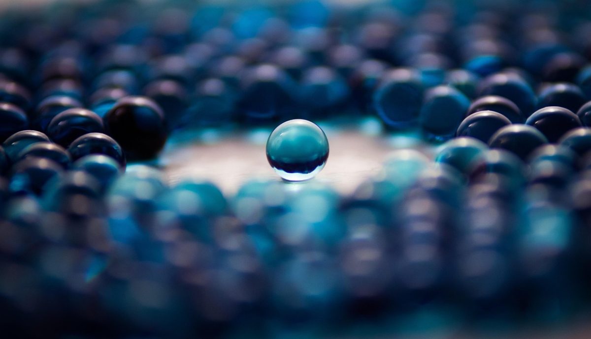 编辑在书桌前把三份不同来源的资料并排摊开比对，用荧光笔标注日期与署名差异，窗边光线柔和